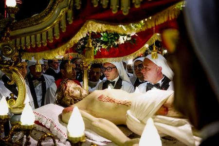 Eine vom Kreuz abgenommene Statue des toten Christus wird bei den Karfreitagsriten durch die Straßen getragen.