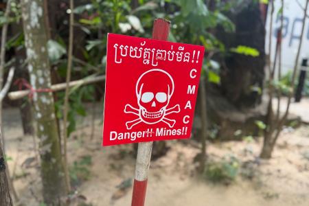 Bis heute lauern in Kambodscha viele Minen im Boden. 