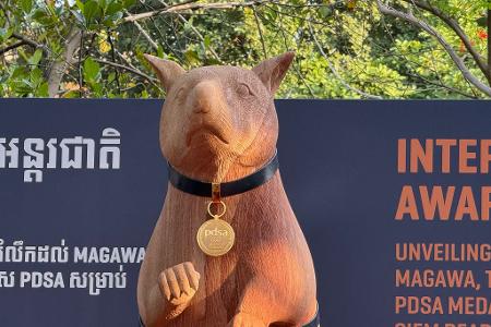 Das Denkmal wurde von lokalen Künstlern gefertigt.