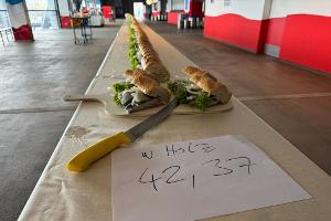 Mit 42,37 Metern hat das längste Fischbrötchen der Welt den bisherigen Rekord von 31 Metern deutlich übertroffen. (Foto Handout)