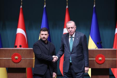 Der ukrainische Präsident Wolodymyr Selenskyj hat Gespräche mit dem türkischen Präsidenten Recep Tayyip Erdogan angekündigt. (Archivbild)