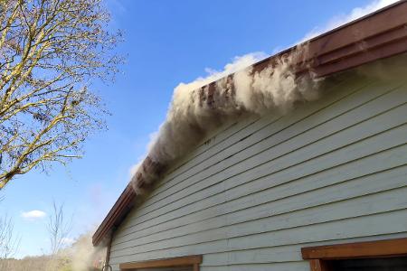 Bei eintreffen der ersten Einsatzkräfte war bereits eine starke Rauchentwicklung zu erkennen.