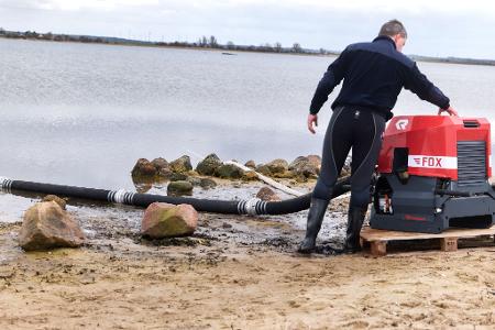 Seit Freitag benetzen Einsatzkräfte der Feuerwehr die verletzte Haut des Tieres regelmäßig mit Wasser, um die Schmerzen zu lindern. (Foto vom 3.4)
