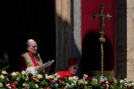 Papst Leo XIV. spendet den Ostersegen Urbi et Orbi zum Abschluss der Ostermesse