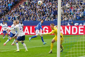 Auch ohne Dzeko: Schalke behauptet Tabellenführung