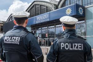 Bundespolizisten vor der Gemeinsamen Sicherheitswache der Bundes- und Landespolizei am Hamburger Hauptbahnhof-
Foto-Quelle: Bundespolizei