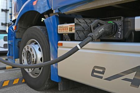 Ein E-Lkw wird auf dem Gelände einer Spedition in Zwickau geladen. Entlang der Autobahnen fehlt es nach Branchenangaben an einem gut ausgebauten Netz an Ladestationen für Lkw.