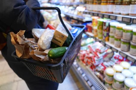 Für Lebensmittel müssen Verbraucher derzeit deutlich tiefer in die Tasche greifen als im Jahr 2020.