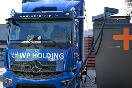 Voller Akku für die nächste Tour: Ein E-Lkw wird auf dem Gelände der WP Spedition in Zwickau geladen. 