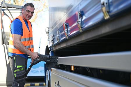Lastwagenfahrer Michael Grimm lädt seinen E-Lkw.