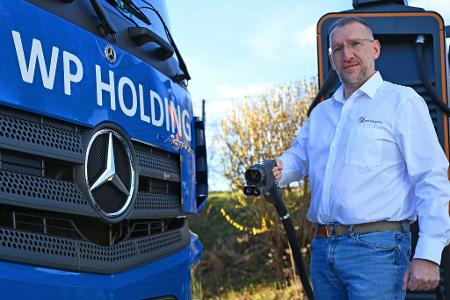 Mike Henniger leitet den Fuhrpark der WP Spedition in Zwickau. Seit einigen Jahren setzt er auch auf Elektro-Lkw. Geladen werden die Akkus vorrangig auf dem eigenen Firmengelände. 