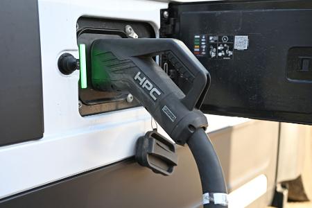 Schnelle Ladepunkte im Megawatt-Bereich für Lkw sind an den Autobahnen rar, kritisiert der Branchenverband BGL.