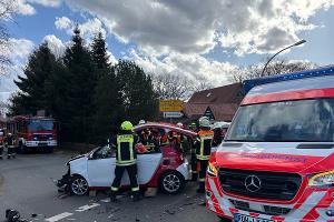 Die Rettungskräfte am entfernen das Dach des verunfallten Smart