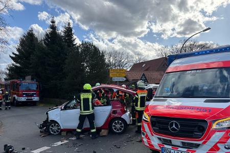 Die Rettungskräfte am entfernen das Dach des verunfallten Smart