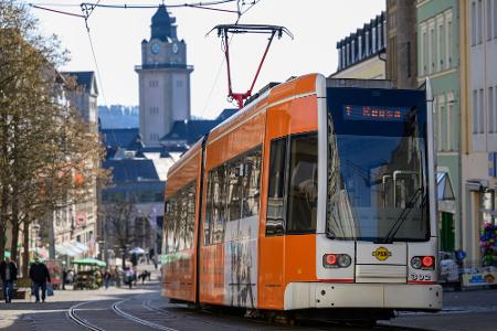 Vor Ort wird oft das Geld knapp für wichtige Dienstleistungen, so etwa für die Verkehrsbetriebe. (Symbolbild)