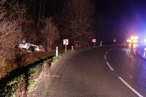 Pkw von der Fahrbahn abgekommen