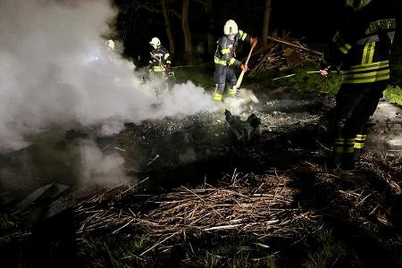 Die Brandbekämpfung gestaltete sich aufgrund vieler Glutnester aufwendig.