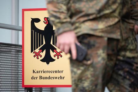 Männer sollen sich bei längeren Auslandsaufenthalten beim Karrierecenter der Bundeswehr abmelden. (Archivbild)