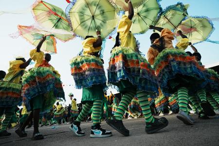 Kostümierte Menschen treten während des Fanti-Karnevals in Lagos, Nigeria, auf. 