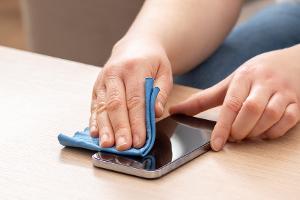 Viele reinigen es gar nicht: Tipps zur Sauberkeit beim Smartphone