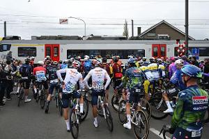 Flandernrundfahrt Radrennen Bahnübergang