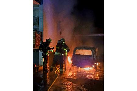 Einsatzkräfte beim PKW-Brand