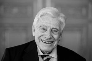  Schwarz-Schilling wendete sich nach dem Ministeramt neuen Themen zu. (Archivbild)