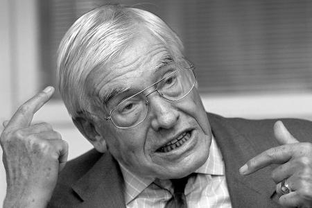 Christian Schwarz-Schilling trieb als Bundespostminister in den 80er Jahren die Breitbandverkabelung und die Entwicklung des Privatfernsehens voran. (Archivbild)