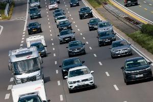In Deutschland sind im März deutlich mehr Autos neu zugelassen worden als im Vorjahresmonat. (Archivbild)