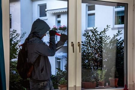 Symbolbild: Die Polizei warnt vor Einbrecherinnen und Einbrechern