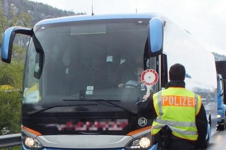 Die Rosenheimer Bundespolizei hat zwischen Gründonnerstag und Ostermontag bei Grenzkontrollen rund 60 Migranten ohne die erforderlichen Einreisepapiere festgestellt.