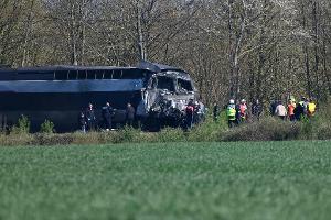 Ein TGV ist in Nordfrankreich mit einem Lastzug zusammengestoßen und entgleist.