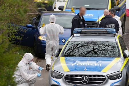 Auch eine Polizistin wurde verletzt, als sie zwischen zwei Autos eingeklemmt wurde
