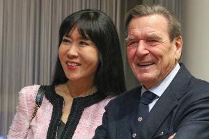 Frau von Gerhard Schröder gratuliert ihm liebevoll zum 82. Geburtstag