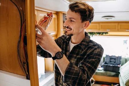 Reparatur Wohnmobil, schrauben, Mann, Möbel