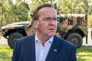 Männer der Altersgruppe 17 bis 45 brauchen nach Angaben von Verteidigungsminister Boris Pistorius (SPD) keine Genehmigung für lange Auslandsaufenthalte. (Archivbild)