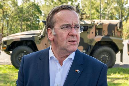 Männer der Altersgruppe 17 bis 45 brauchen nach Angaben von Verteidigungsminister Boris Pistorius (SPD) keine Genehmigung für lange Auslandsaufenthalte. (Archivbild)