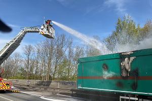 Löschmaßnahmen über die Drehleiter