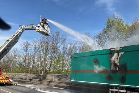 Löschmaßnahmen über die Drehleiter