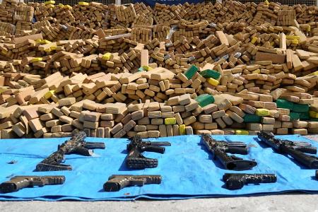 Neben dem Marihuana wurden auch Waffen gefunden.