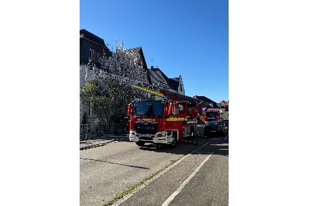 Anleiterbereitschaft der Drehleiter vor dem Brandobjekt