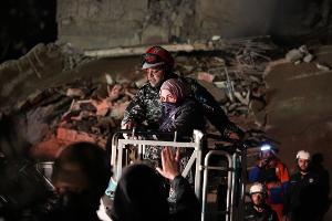 Eine Frau, die nach einem israelischen Luftangriff aus einem zerstörten Gebäude in Beirut gerettet wird. 