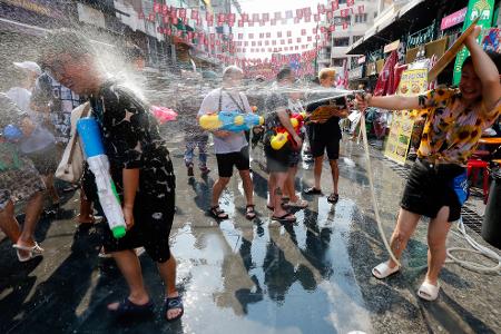 Zu Songkran finden landesweit ausgelassene Wasserschlachten statt. (Archivbild)