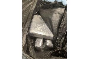 Geöffneter Koffer mit Kokainziegeln, die mit Frischhaltefolie umwickelt waren. Foto: Zoll