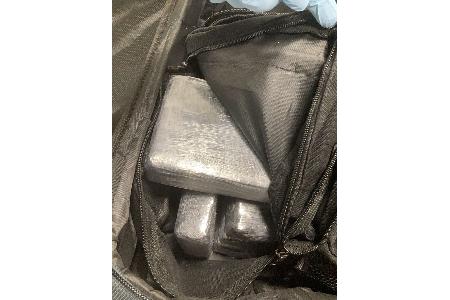 Geöffneter Koffer mit Kokainziegeln, die mit Frischhaltefolie umwickelt waren. Foto: Zoll