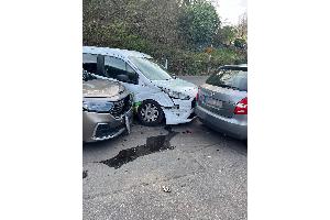 An der Hohenlimburger Straße verursachte ein 23 Jahre alter Autofahrer am Mittwochnachmittag (08.04.2026) einen Unfall, bei dem drei Personen leichte Verletzungen erlitten.