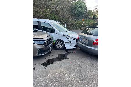 An der Hohenlimburger Straße verursachte ein 23 Jahre alter Autofahrer am Mittwochnachmittag (08.04.2026) einen Unfall, bei dem drei Personen leichte Verletzungen erlitten.