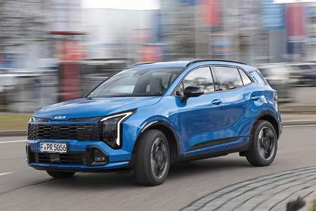 Kia Sportage 1,6 T-GDI AWD fährt auf einer städtischen Straße, blau lackiert, Seitenansicht in Bewegung.