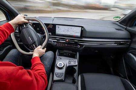 Innenraum des Kia Sportage 1,6 T-GDI AWD während der Fahrt, Blick auf Cockpit und Fahrer.