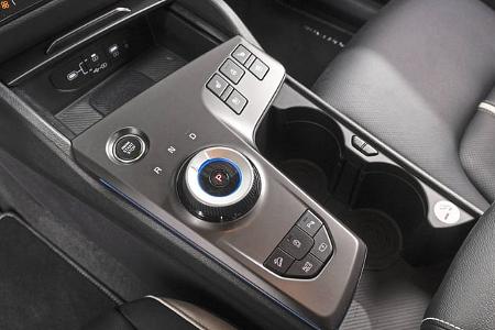 Detailaufnahme des Automatikwählhebels im Innenraum eines Kia Sportage 1,6 T-GDI AWD.
